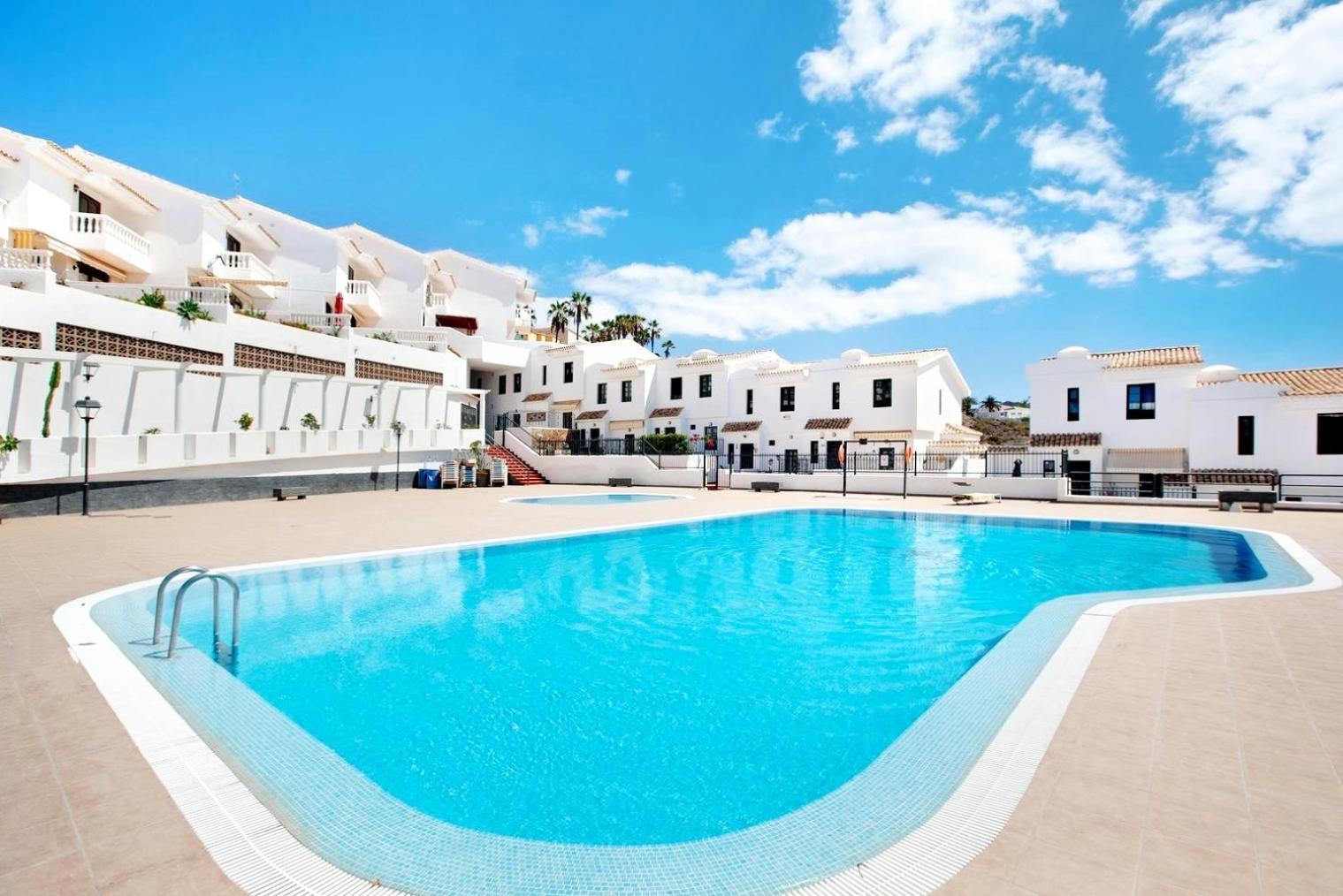 Remarkable 2-Bed House In Chayofa With Pool Kültér fotó